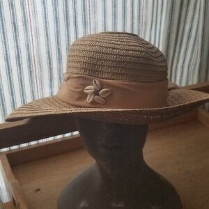 Floppy straw Beach hat with shell decoration in front, Dark brown,
